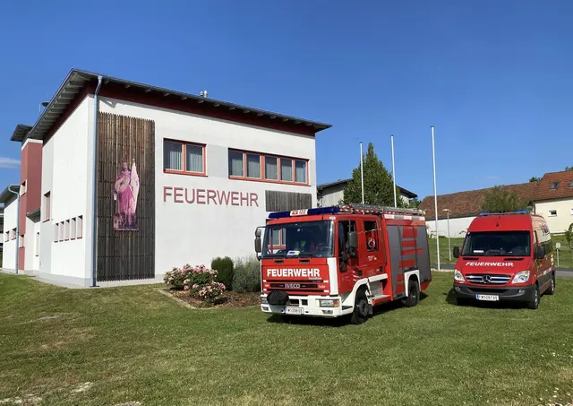 Das gebrauchte, aber neuwertige Löschfahrzeug (links) kostete rund 50.000 Euro. Ein neues wäre mit über 400.000 Euro zu veranschlagen gewesen. | Foto: Gemeinde Tobaj