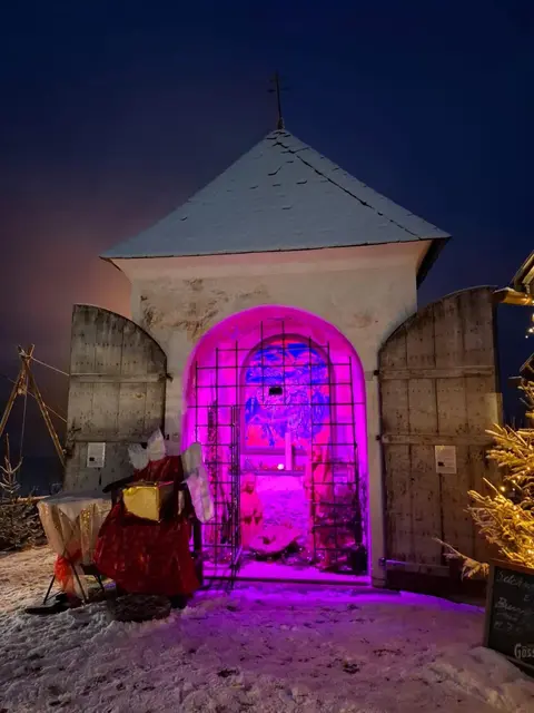 Auch die Donatuskapelle mit einem Gemälde von Helmut Kand ist an diesen Tagen geöffnet und beleuchtet.