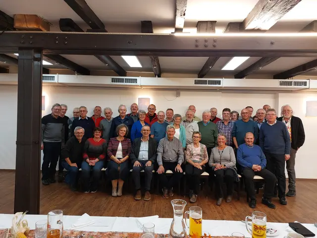 Beim Treffen in der Liebnitzmühle: Mayer Johann, Grüner Monika, Bauer Brigitte, Mayer Rudolf, Steiner Rudolf, Schimani Veronika, Pelikan Edith, Trimmel Wolfgang, Kadrnoschka Karl, Grüner Michael, Felsinger Sieglinde, Brenner Hermann, Felsinger Fritz, Hartl Herbert, Mihatsch Raimund, Pitschko Helmut, Mihatsch Elisabeth, Irschik Karlheinz, Kloiber Manfred, Raffetseder Manfred, Wagner Anneliese, Lukas Walter, Hauer Herbert, Gamsriegler Günther, Waitz Johann Strohmaier Gerhard, Waitz Maria, Lenders Peter, Stallecker Thomas, Stallecker Christa, Diem Josef, Pelikan Erwin, Kowarsch Ernest und Seebacher Werner | Foto: Hilfswerk Thayatal