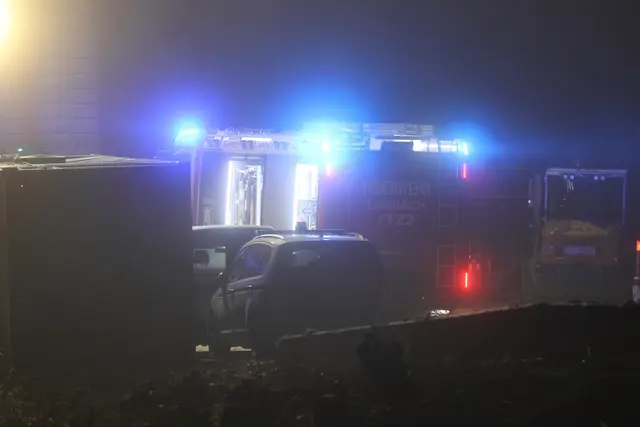 Ein Vorderkipper stürzt beim Kraftwerk in Lambach um – die Feuerwehr musste ausrücken, um den Lenker aus der Fahrzeugkabine zu befreien. | Foto: laumat.at