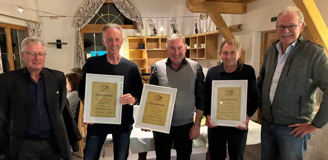 Obmann Wolfgang Haissl mit den Geehrten Helmut Königsrainer, Fritz Jäger, Günther Specht und Schriftführer Albert Raggl (v.l.).
 | Foto: Modellsport Club Außerfern
