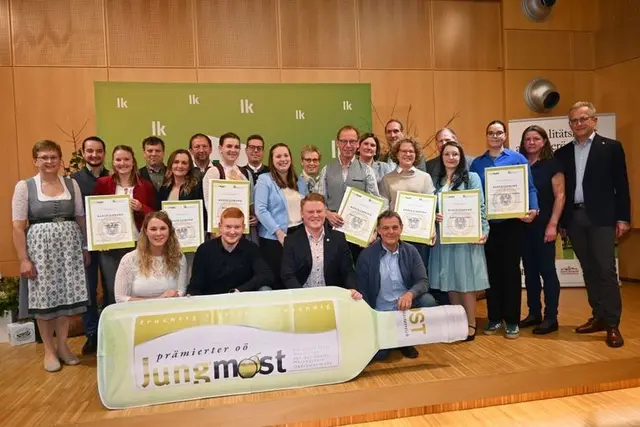 Die prämierten OÖ Jungmostproduzenten nahmen ihre Auszeichnungen gestern bei der Gala der Prämierungen entgegen.  | Foto: Landwirtschaftskammer OÖ