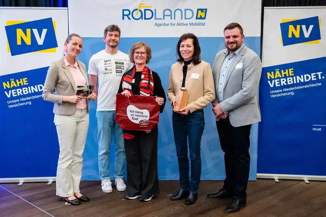 Susanna Hauptmann (Radland NÖ) Philipp Kaider (RAAM-Sieger 2025), Vertretung der HAK Laa an der Thaya und Landtagsebgeordneter Christian Brenner (FPÖ). | Foto: Michael Kofler