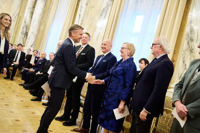 Hattmannsdorfer überreichte Schöppl-Stritzinger das Ehrenzeichen. | Foto: BMWET/Holey