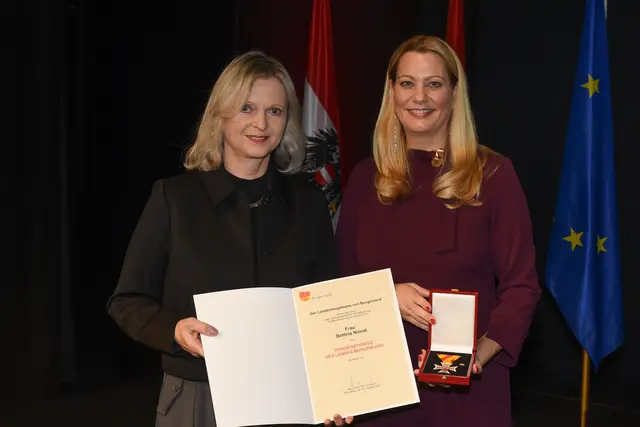 Verdienstkreuz für Bettina Novak | Foto: Landesmedienservice Burgenland / Hafner