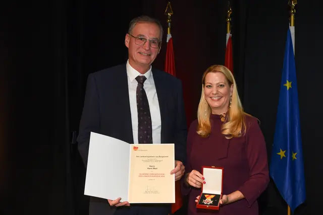 Silbernes Ehrenzeichen für Hans Mad  | Foto: Landesmedienservice Burgenland / Hafner