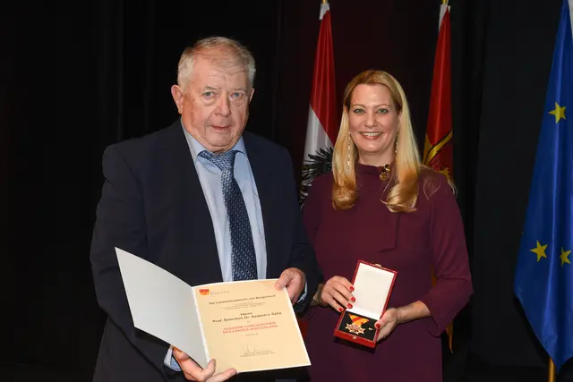 Goldenes Ehrenzeichen für Szabolcs Szita | Foto: Landesmedienservice Burgenland / Hafner