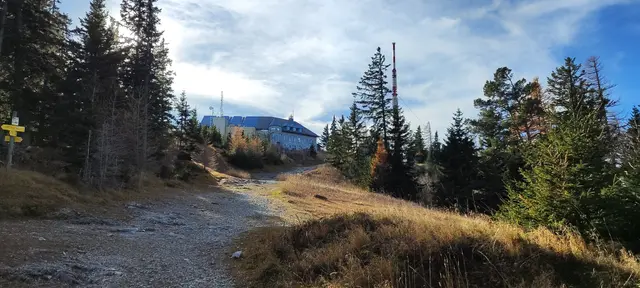 man sieht schon die Bergstation der Gondelbahn und den Sender... | Foto: I.Wozonig