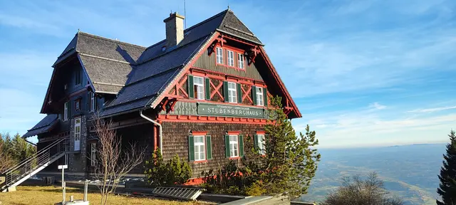 herrlich steht das denkmalgeschützte Haus da mit seinen Lärchenschindeln... | Foto: I.Wozonig