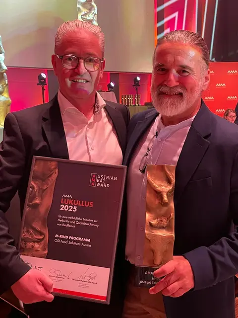 Von links: OSI-Geschäftsführer Andreas Greisinger und Alpenrind-Geschäftsführer Gerald Hellweger. | Foto: OSI Food Solutions