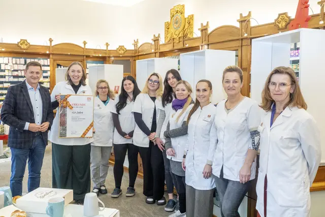 Bürgermeister Wallner gratulierte dem Team rund um Susanne Sinz (2. v. l.) der Josefee-Apotheke zum 120-jährigen Bestehen. | Foto: Klaus Pressberger