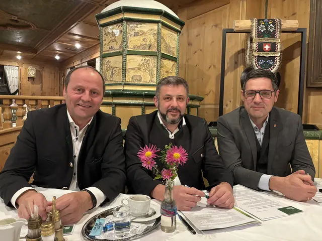 v.l.: Bauernbundobmann LHStv. Josef Geisler, Bezirksbauernobmann Markus Rid und Bauernbunddirektor Dr. Peter Raggl gaben Einblicke in aktuelle Herausforderungen für heimische Bauernfamilien | Foto: Hartman