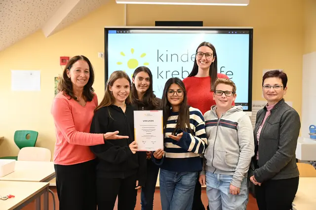 Bürgermeisterin Dagmar Händler, Schuldirektorin Petra Steiner und Pädagogin Claudia Bauer mit Sophie, Anouk, Nadin und Florian, die die Urkunde stellvertretend für ihre Mitschülerinnen und Mitschüler übernommen haben. | Foto: Pohl