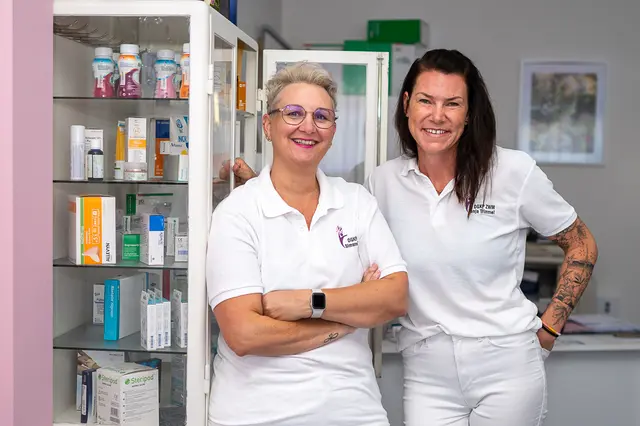 Die Gründerin des Therapiezentrum Kogelberg, Simone Knopf, und Tanja Trimmel sind auf den Bereich des Wundmanagements spezialisiert. | Foto: Therapiezentrum Kogelberg