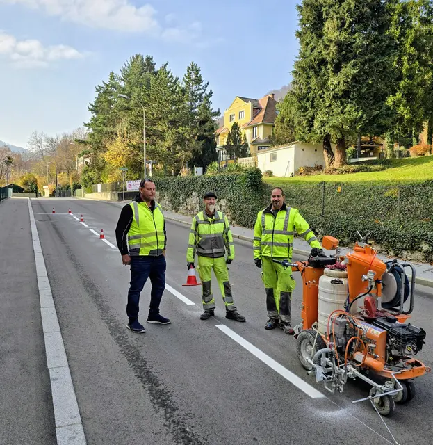 Um die Baiernstraße zu verschmälern und so zu schnell fahrenden Autoverkehr vorzubeugen, wurden fünf neue Parkplätze eingerichtet. | Foto: Gruber