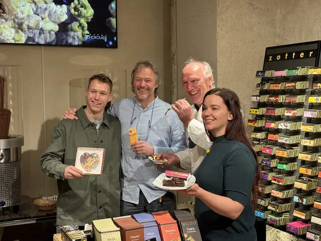 Albin Linzbichler, Peter Linzbichler, Josef Zotter und Julia Zotter (v.l.) bei der Eröffnung des neuen Linzbichler Standorters am  Franziskanerplatz. | Foto: MeinBezirk/Nina Hörack