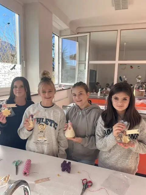 Die Schüler bereiten schon alles vor.  | Foto: Privat 