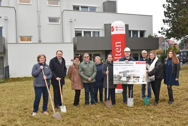 Monika Winkler (stellvertretende Sozialamtsleiterin), Bürgermeister Matthias Stadler, Ehepaar Maria und Werner Schwarz, Kornelia Wildpert (Bewohner:innen), Stadträtin Marie-Theres Amler-Buhr, Matthias Winkler (Heimleiter), Franz Peter (Bewohner), Isabella Thiel (Pflegedienstleitung) und Irene Steingruber (Qualitätssicherung). | Foto: Josef Vorlaufer