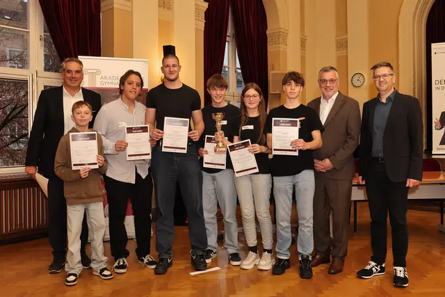 2. Platz für Spittelwieser: Rhetorik-Talent Magnus Schypani, der zudem bester Redner wurde, und seine Kollegen samt Bildungsdirektor Klampfer und Direktor Beuer.  | Foto: Reischl
