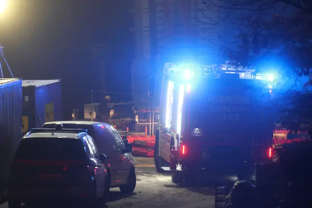Ein Vorderkipper stürzt beim Kraftwerk in Lambach um – die Feuerwehr musste ausrücken, um den Lenker aus der Fahrzeugkabine zu befreien. | Foto: laumat.at