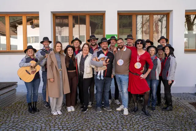 Zum Auftakt der fünften Jahreszeit überraschte die Faschingsgruppe am 11.11. Bürgermeister Matthias Fink und sein Team mit einem fröhlichen Besuch im Gemeindeamt. | Foto: Claudio Jäger