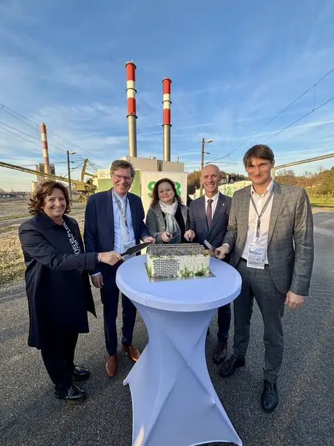 Von der Kuchenschneiderei in Vasoldsberg gab es eine besondere Torte zur Eröffnung der Anschlussbahn. | Foto: MeinBezirk/Alois Lipp