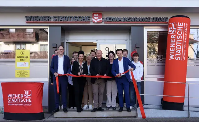 In der ersten Reihe von links: Verkaufsleiter Michael Müller, Gebietsleiterin Andrea Schiestl, Seekirchens Bürgermeister Konrad Pieringer und Landesdirektor Martin Panosch. | Foto: Wiener Städtische Versicherung