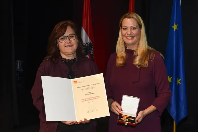 Goldenes Ehrenzeichen für Gisela Pinetz  | Foto: Landesmedienservice Burgenland / Hafner