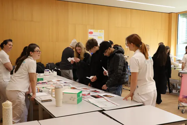 Die Studierenden erklärten vieles rund um ihren Ausbildungsalltag. | Foto: Christiane Nimpf