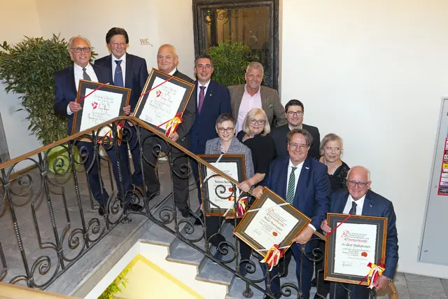 Die fünf Geehrten mit Bürgermeister Gerhard Köfer und den Laudatoren | Foto: eggspress