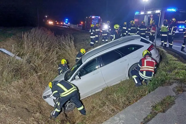 Der Fahrer landete im Straßengraben, er wurde glücklicherweise nicht verletzt. | Foto: FF Waidhofen/Thaya