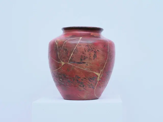 Vase des Wilden Kaisers, Kintsugi
Engobe, Gold
25 X 32 cm
2025
Tiroler Künstler Kaspar Laurenz | Foto: N. Schilling/K. Laurenz