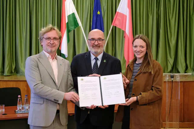 (v.l.) Bezirksvorsteher Martin Fabisch (Grüne), Bezirksbürgermeister von Józsefváros András Pikó und Bezirksvorsteher-Stellvertreterin Lena Köhler (Grüne). | Foto: Shervin Sardari/BV8