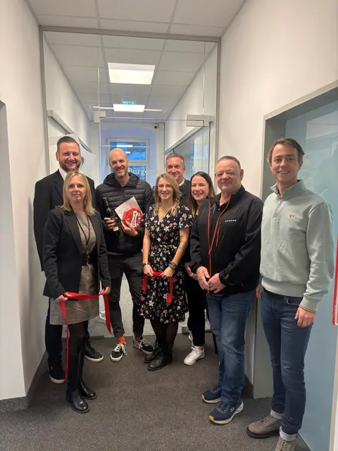 Bürgermeister Thomas Rauninger, Finanzreferent Christoph Hambammer-Götzenbrugger, Stadtrat Harry Gölz, Stadtamtsdirektor Thomas Iraschko und die Abteilungsleiterin des Bürgerservice, Petra Binder, mit den beiden Kolleginnen Alexandra Maurer und Martina Anders, nahmen Christoph Flach feierlich als ersten Kunden in Empfang und überreichten ihm ein kleines Präsent.

 | Foto: Stadtgemeinde Eisenerz