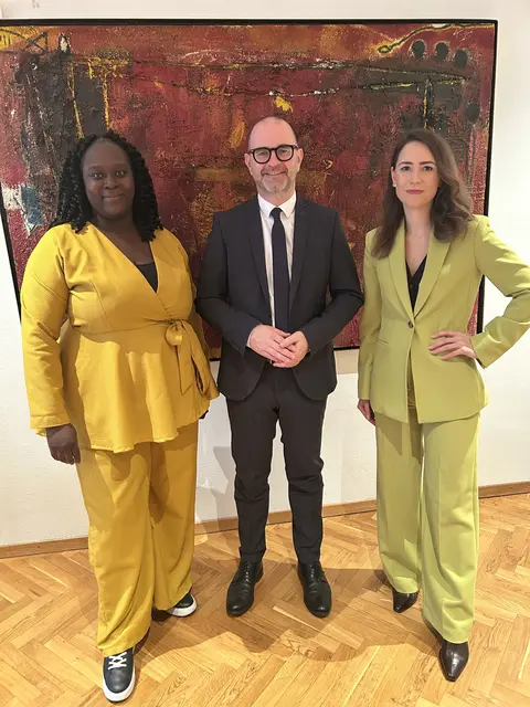 Gemeinderätin Abena Cary-Pinner (Grüne), Bürgermeister Dietmar Prammer (SPÖ) und die Linzer Integrationsbeauftragte Jasmin Baumgartinger präsentierten heute die neue Antirassismus-Kampagne der Stadt Linz. | Foto: Stadt Linz