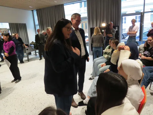 Kathrin Gaál und Georg Papai im Gespräch mit Jugendlichen. | Foto: Sabine Krammer