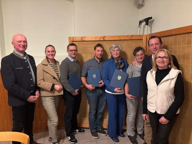 Bei der Überreichung der Ehrungen: Siegfried Walch, Viktoria Hutter, Matthias Kitzler, Johann Breuer, Maria Premm, Aloisia Koll, Patrick Datler und Anette Töpfl (v.l.) | Foto: VPNÖ