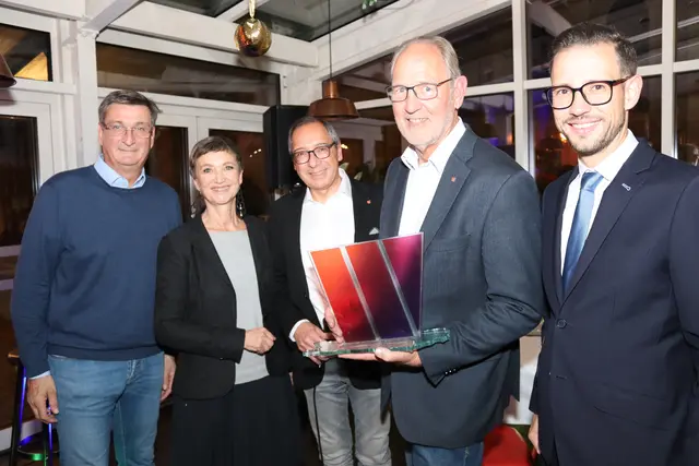 Bernhard Plasounig (Zweiter von rechts) wurde für sein Engagement in der Wirtschaftskammer Kärnten Bezirksstelle Villach geehrt. Mit dabei Jürgen Mandl, WK Präsident, Gastgeber Christian Tyl, Wirtschaftsbund Obmann, und LR Sebastian Schuschnig | Foto: MeinBezirk.at/Chiara Kresse