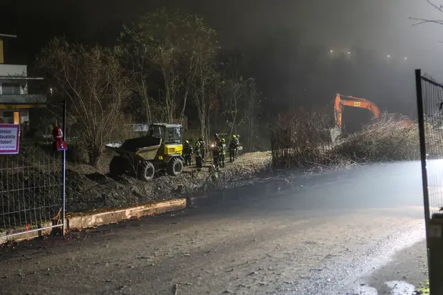 Ein Vorderkipper stürzt beim Kraftwerk in Lambach um – die Feuerwehr musste ausrücken, um den Lenker aus der Fahrzeugkabine zu befreien. | Foto: laumat.at