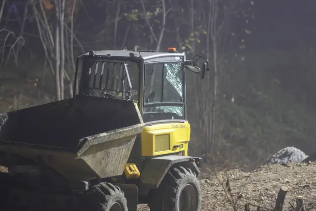 Ein Vorderkipper stürzt beim Kraftwerk in Lambach um – die Feuerwehr musste ausrücken, um den Lenker aus der Fahrzeugkabine zu befreien. | Foto: laumat.at