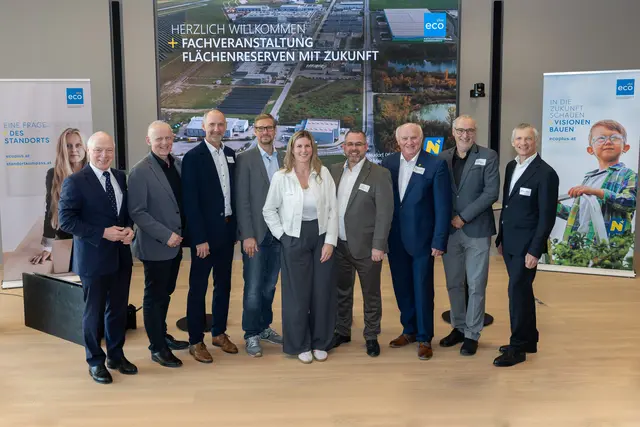 v.l. ecoplus Geschäftsführer Helmut Miernicki, Martin Leonhardsberger (Gemeindebund Region Melk), Peter Zinggl (Land Burgenland), Andreas Kirisits (ecoplus Investorenservice), Barbara Steinbrunner (TU Wien), Bürgermeister Thomas Sabbata-Valteiner, Bürgermeister Ernst Wendl, Michael Fleischmann (RaumRegionMensch ZT GmbH), Michael Hecht (Rechtsanwalt fwp). | Foto: Daniel Hinterramskogler