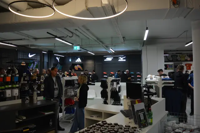 Pre-Opening-Party bei ABSOLUTE Teamsport Tirol. Hier bekamen bisherige Wegbegleitende erste Einblicke in das neue Sortiment und die Neuheiten der Aussteller-marken 2026 | Foto: MeinBezirk