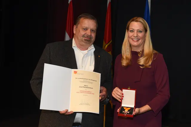 Verdienstkreuz für Josef Karassowitsch  | Foto: Landesmedienservice Burgenland / Hafner
