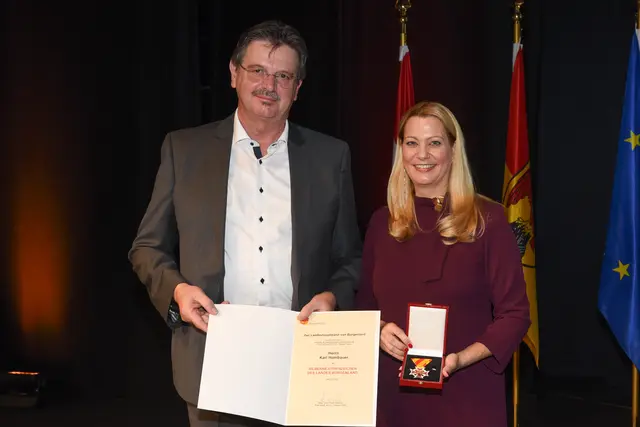 Silbernes Ehrenzeichen für Karl Hombauer  | Foto: Landesmedienservice Burgenland / Hafner