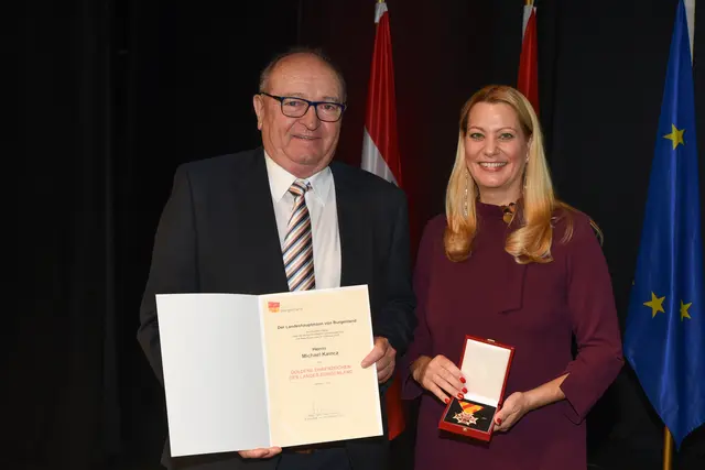 Goldenes Ehrenzeichen für Michael Kaincz  | Foto: Landesmedienservice Burgenland / Hafner