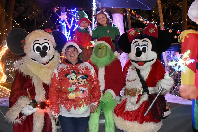 Sabine Gollnhuber hat auch in diesem Jahr wieder die Weihnachtsmäuse Mickey und Minnie, Weihnachtselfen und Mister Grinch zu Gast. | Foto: Michael Strini
