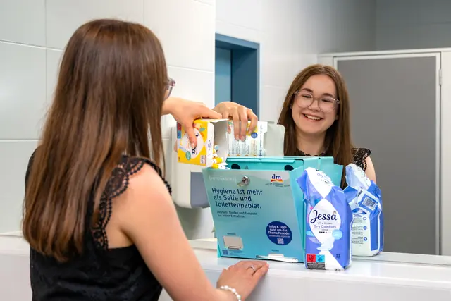 Im Rahmen der dm Frauengesundheitskampagne spendet dm 4 Millionen Stück Tampons und 1,6 Millionen Stück Binden samt passendem Entnahmeautomat an 469 Schulen und Hochschulen in ganz Österreich. | Foto: dm/Hannelore Kirchner