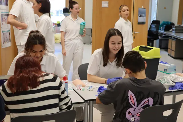 Einblick in die Praxis: Puls messen, Verbände anlegen und vieles mehr. | Foto: Christiane Nimpf