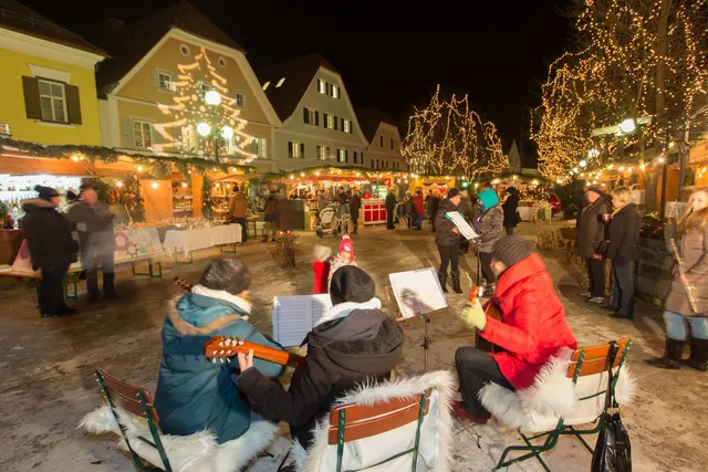 Am Hauptplatz findet heuer auch der Adventmarkt der Vereine statt. | Foto: Schiffer