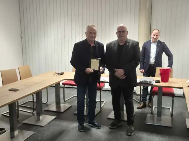 Verabschiedung von GR Alfred Ambroz mit Bürgermeister Robert Szekely.

 | Foto: Gemeinde Klein-Neusiedl